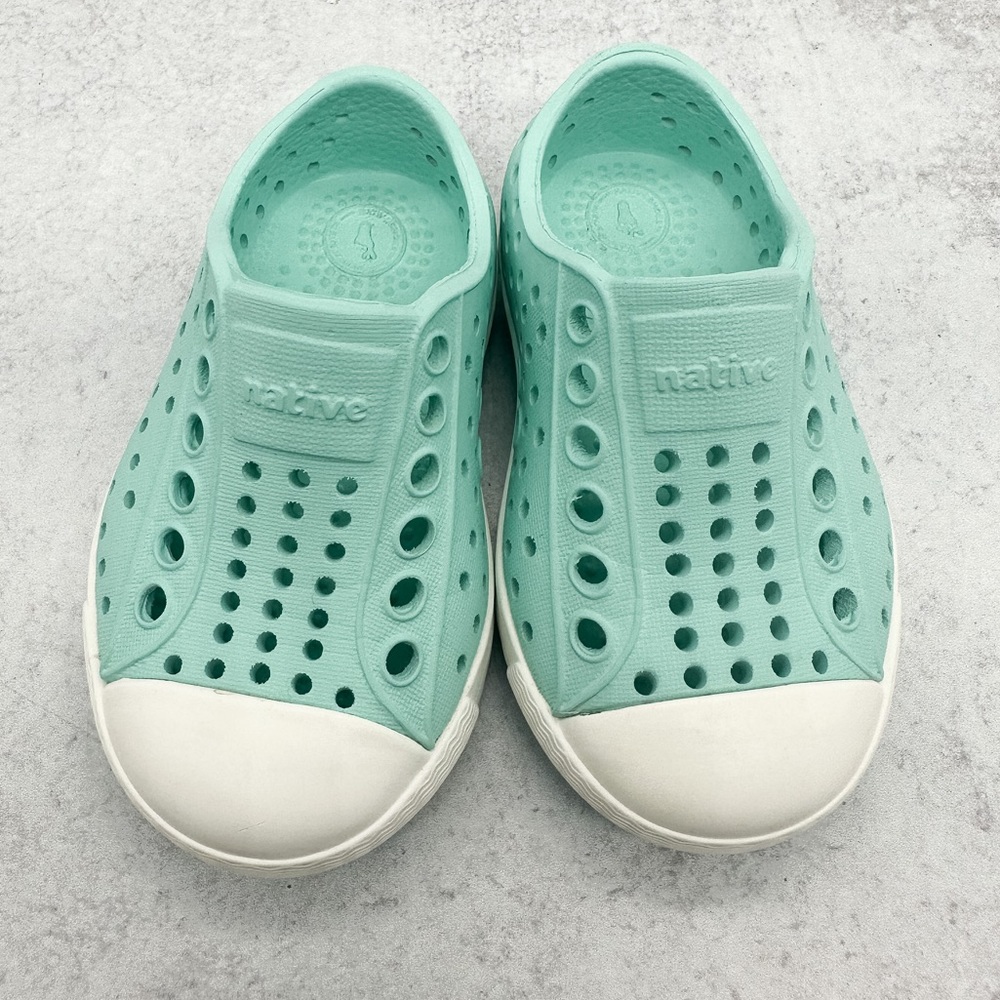 GUC Native Shoes in Hydrangea Blue/ Shell White Jefferson Child Little Kids C4